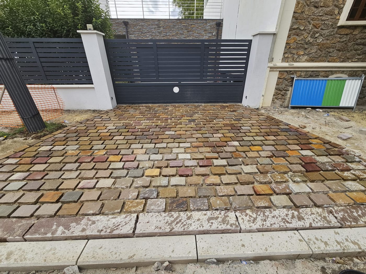 Accès de maison en pavés de grès – après