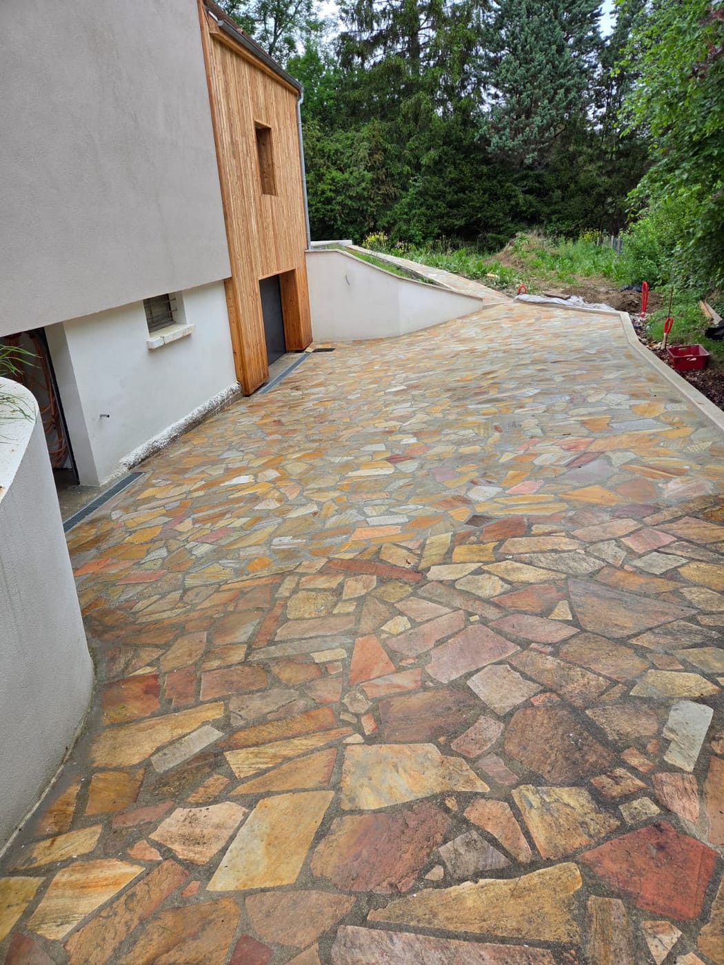 Allée et terrasse en pierre naturelle – après