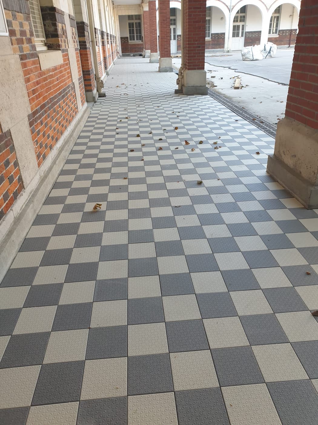 Carrelage en damier sous galerie