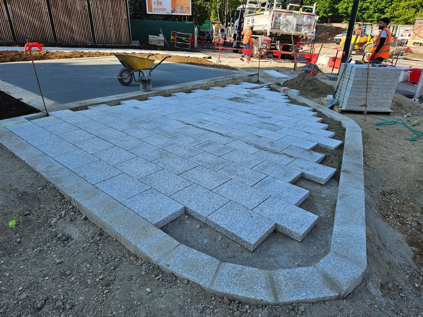 Parvis en dalles de granit – avant