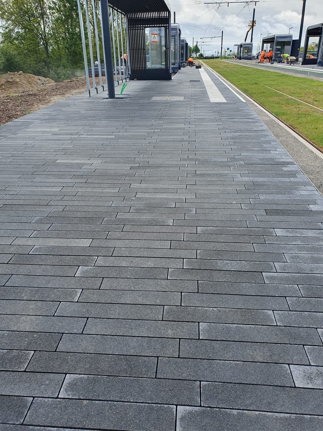 Quai de station de tramway en dalles béton – après