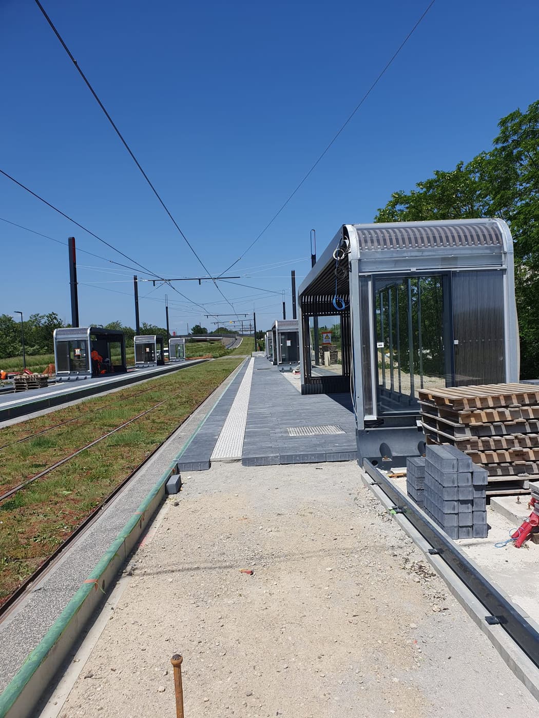 Quai de station de tramway en dalles béton – avant